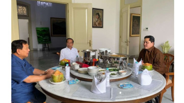 Presiden Jokowi bersama Prabowo Subianto dan Erick Thohir.