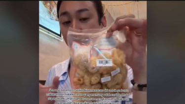 Jovi Adhiguna makan bakso dicampur kerupuk babi di resto halal