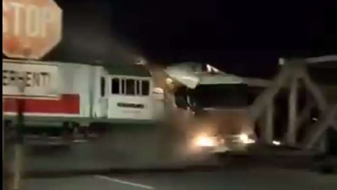 Kereta api Brantas tabrak truk di Semarang