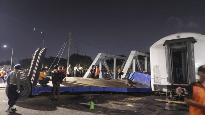 Kereta api Brantas tabrak truk di Semarang