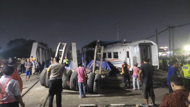 Kereta api Brantas tabrak truk di Semarang
