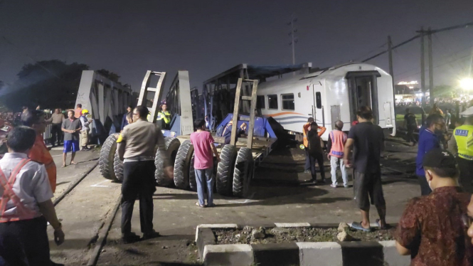 Kereta api Brantas tabrak truk di Semarang