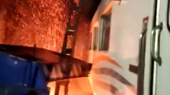Tabrakan KA Brantas dengan truk trailer di Semarang, jawa Tengah.