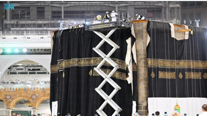 Penggantian kain kiswah kabah di Masjidil Haram, Mekkah, Arab Saudi