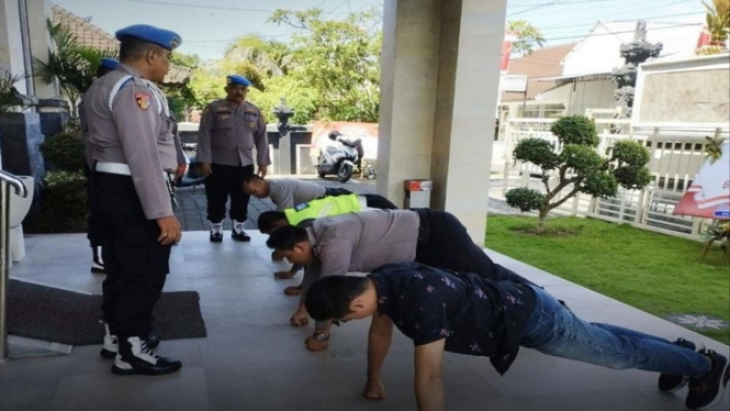 4 anggota Polsek Denpasar Barat kepergok minum bir dihukum push up