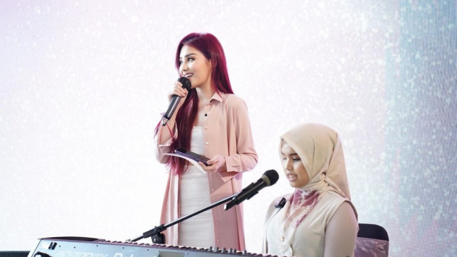 Host Brenda Sujanto dan Putri Ariani. 