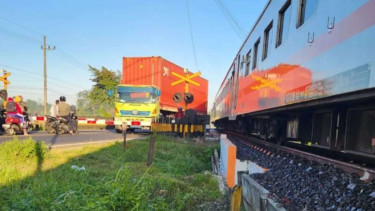 Truk terobos palang pintu kereta