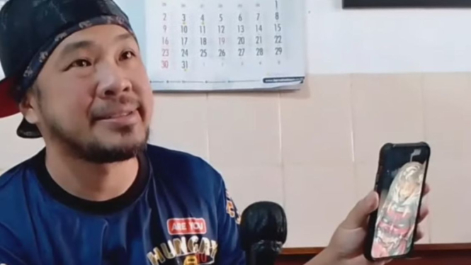 Seniman Tato Menunjukkan Perubahan Tato di Punggung Rendy