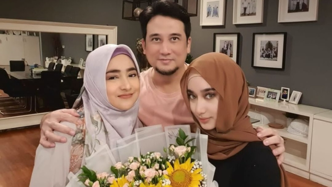 Tengku Firmansyah, Cindy Fatikasari dan putrinya. 