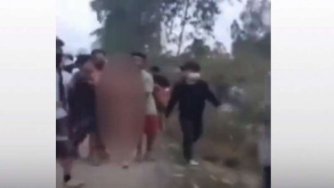 Dua wanita diarak di tengah kerumunan pria di negara bagian Manipur, India timur