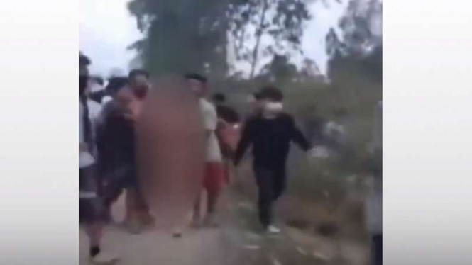 Dua wanita diarak di tengah kerumunan pria di negara bagian Manipur, India timur