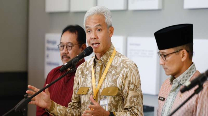 Gubernur Jawa Tengah Ganjar Pranowo (tengah)