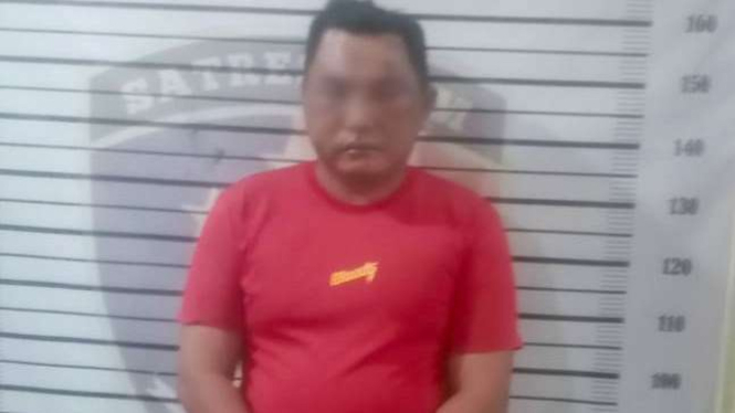 Pelaku yang babak belur diamuk massa dan diamankan polisi.
