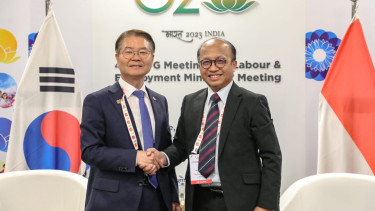 Sekjen Kemnaker Anwar Sanusi bersama Menaker Korea Lee Jung Sik
