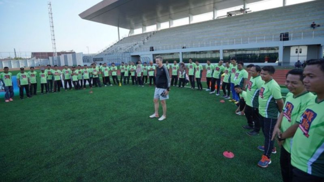 Pelatih Timo Scheunemann di MilkLife Coaching Clinic 50 Madrasah Ibtidaiyah.