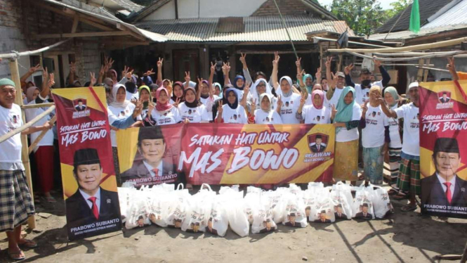 Relawan Mas Bowo Bagi-bagi Sembako