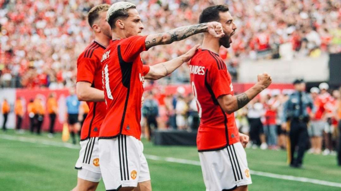 Pemain Manchester United rayakan gol