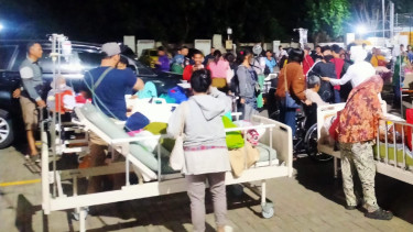 Suasana saat pasien keluar dari RS Hermina karena kebakaran di lantai 5.