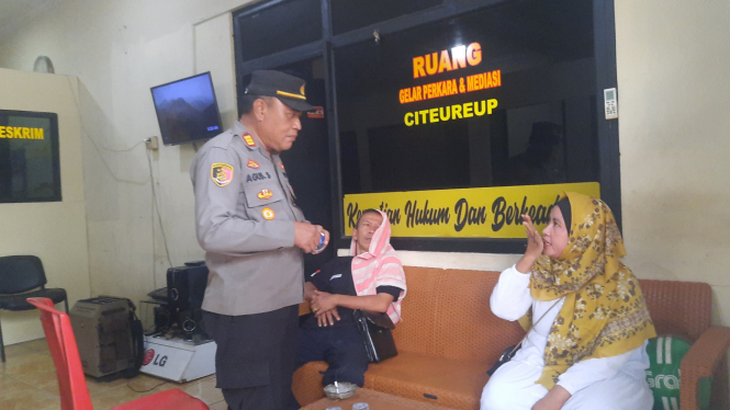 Ayah dan Ibu Bersimbah Darah Datangi Polsek Citeureup Bogor