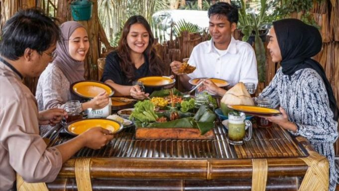 Ilustrasi Makan Bersama