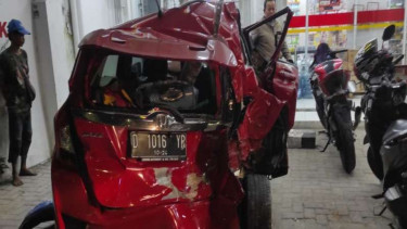 Mobil yang ditabrak wanita yang membawa kabur mobil layanan jalan tol.