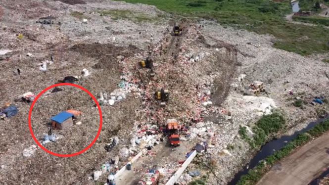 Warung di Tempat Pengolahan Sampah Terpadu (TPST) Bantargebang