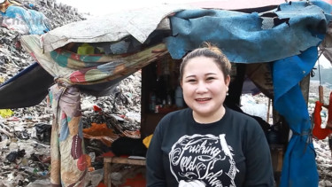 Yulianti pemilik warung di TPST Bantargebang, Kota Bekasi
