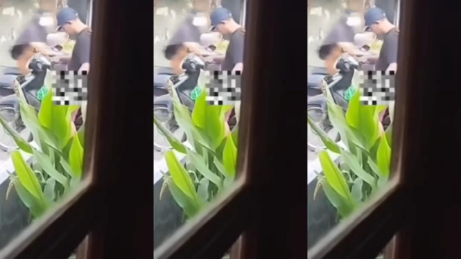 Seorang pria masturbasi di tempat umum