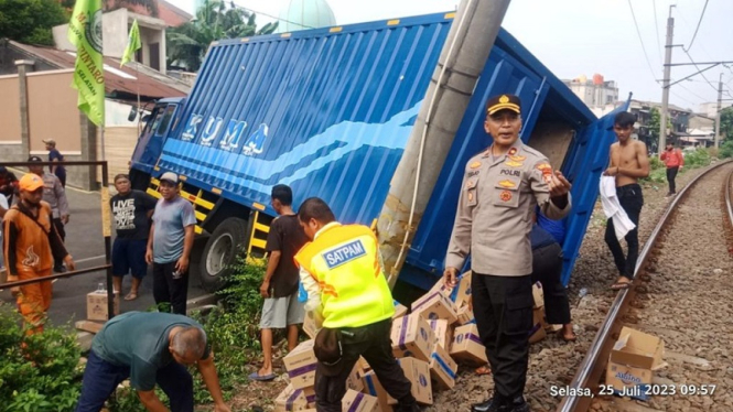Truk buat perjalanan KRL Serpong-Tanah Abang terganggu