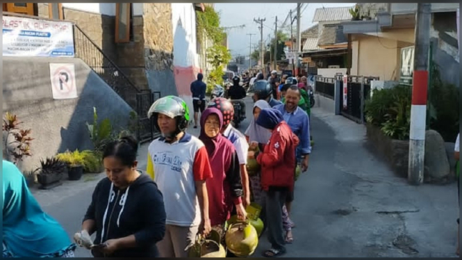 Warga di Kota Batu antre beli elpiji 3 Kilogram.