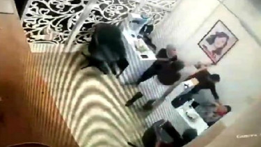 Video CCTV pria menganiaya pekerja salon dengan todongkan senjata