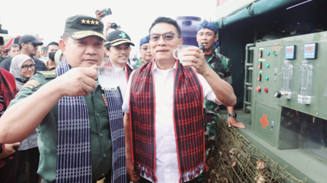 VIVA Militer:KSAD Jenderal TNI Dudung dan Moeldoko resmikan fasilitas air bersih