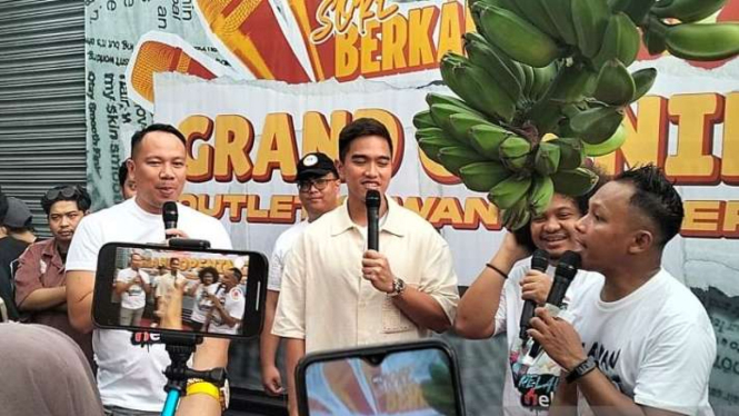 Putra bungsu Presiden Joko Widodo Kaesang Pangarep melakukan grand opening gerai bisnis Sang Pisang di Jalan Abdul Wahab, Kecamatan Sawangan, Kota Depok, Jawa Barat, Selasa sore, 25 Juli 2023.