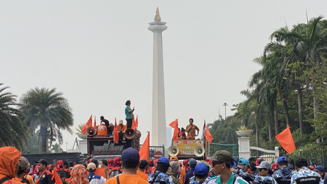 Buruh demo di kawasan Monas.