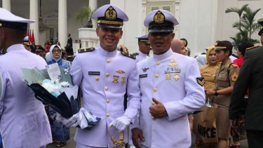 VIVA Militer: Sertu Mar Joko Purwanto bersama Letda Laut (P) Resa Ridhwan P.