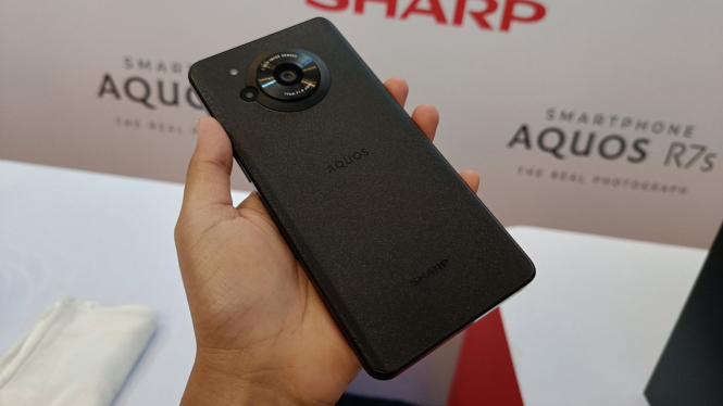 HP Sharp Aquos R7s.