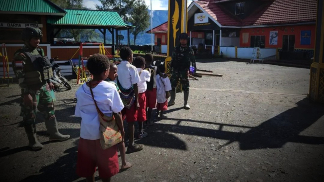 VIVA Militer: Anak-anak masuk terminal anti lapar Yonif Para Raider 330 Kostrad