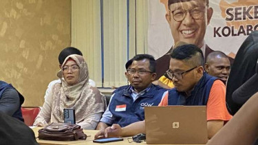 Koordinator Presidium Sekretariat Bersama (Sekber) Relawan Aliansi Nasional Indonesia Sejahtera (Anies), La Ode Basir (tengah), dalam konferensi pers Sekber Relawan Anies Baswedan di Rumah Harmoni, Jakarta Pusat, Rabu, 26 Juli 2023.
