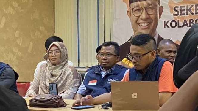 Koordinator Presidium Sekretariat Bersama (Sekber) Relawan Aliansi Nasional Indonesia Sejahtera (Anies), La Ode Basir (tengah), dalam konferensi pers Sekber Relawan Anies Baswedan di Rumah Harmoni, Jakarta Pusat, Rabu, 26 Juli 2023.