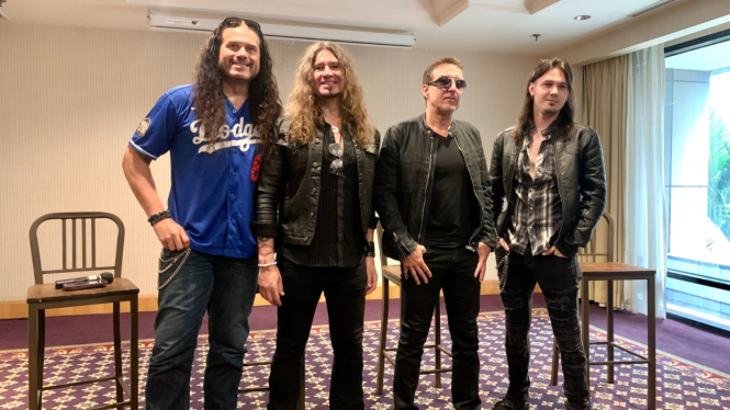 Jeff Scott Soto, Phil X, Derek Sherinian dan Dino Jelusick.