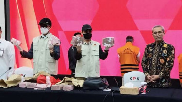 Penyidik KPK memperlihatkan barang bukti uang tunai yang disita dalam operasi tangkap tangan (OTT) terkait dugaan korupsi suap pengadaan barang di Basarnas, pada konferensi pers di Gedung Merah Putih KPK, Jakarta, Rabu, 26 Juli 2023.