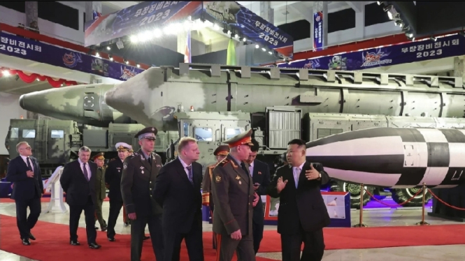 Kim Jong Un Pamer Rudal Balistik