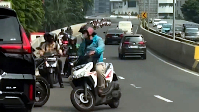 Pemotor balik arah di ujung JLNT Casablanca