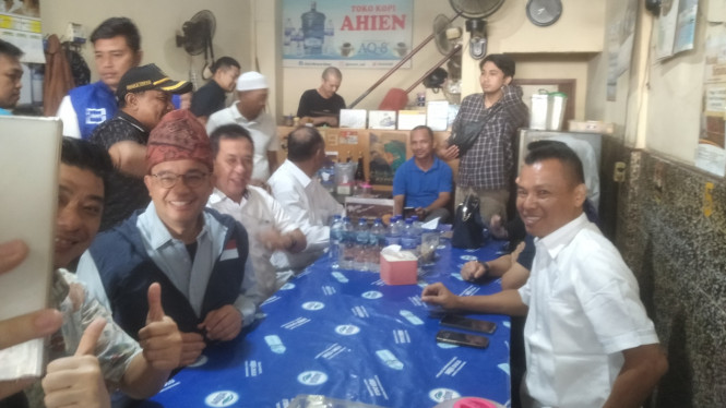 Anies Baswedan di Kedai Kopi Ahien, Kota Jambi