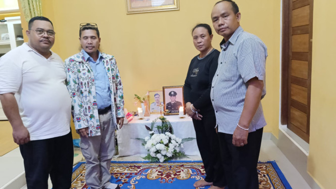 Kuasa hukum saat menemui keluarga Bripda Ignatius Dwi Frisco di rumah duka