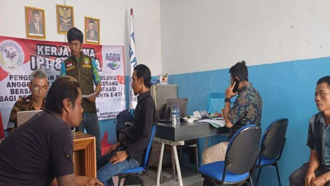 Para pemulung di TPST Bantargebang cek biometrik untuk E-KTP.