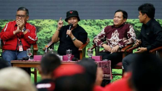 Ketua DPP PDI Perjuangan Ribka Tjiptaning (tengah) dalam "Refleksi Peristiwa 27 Juli 1996 Gerbang Demokratisasi Indonesia" di kantor pusat PDI Perjuangan, Jakarta, Kamis, 27 Juli 2023.
