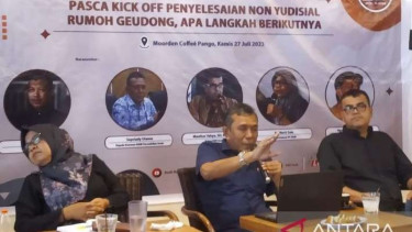 Kepala Komnas HAM Aceh Sepriady Utama (tengah) sedang memaparkan materi dalam diskusi publik terkait kasus pelanggaran HAM berat Aceh, di Banda Aceh, Kamis, 27 Juli 2023.