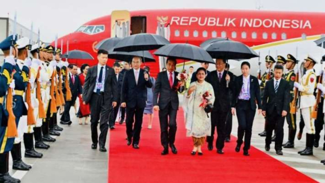 Presiden RI Joko Widodo dan Ibu Negara Iriana tiba di Bandar Udara Internasional Tianfu, Kota Chengdu, Provinsi Sichuan, China/Republik Rakyat Tiongkok, Kamis, 27 Juli 2023.