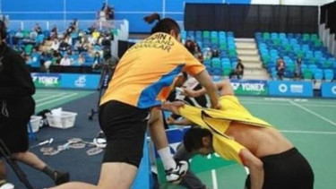 Adu jotos pebulutangkis Thailand Bodin Isara dan Maneepong Jongjit